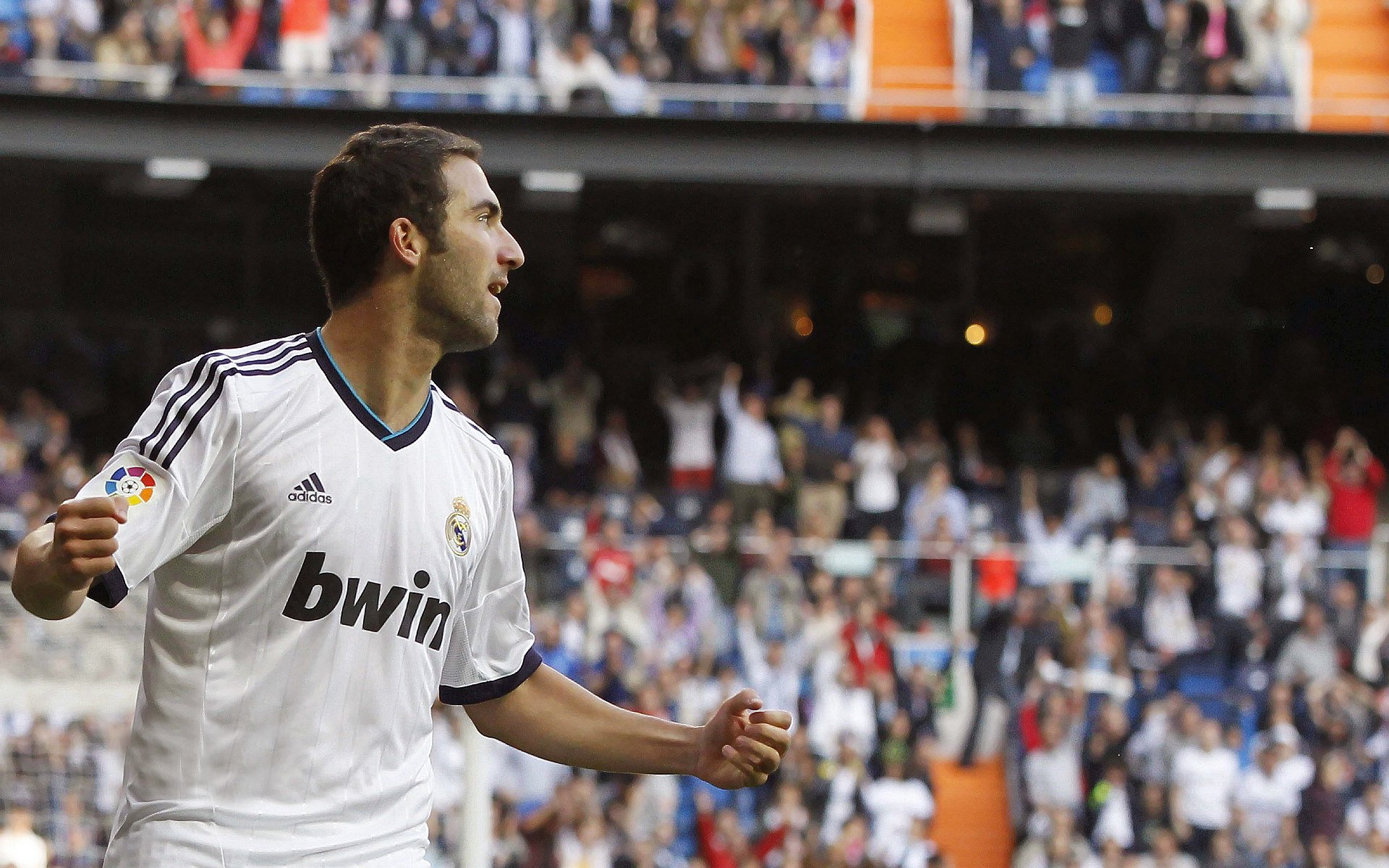 詹姆斯重返赛场，爆冷首场状态出色，阿森纳观众沸腾！再创辉煌时刻